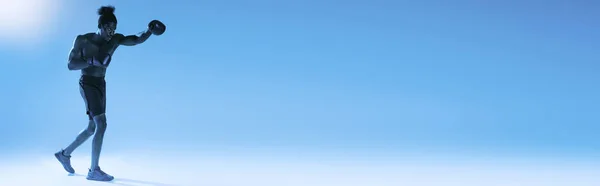 Panoramische Shot Van Shirtless Afro Amerikaanse Sportman Boksen Blauwe Achtergrond — Stockfoto