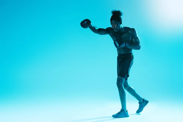 Selbstbewusster Afrikanisch Amerikanischer Sportler Boxhandschuhen Beim Training Auf Blauem Hintergrund — Stockfoto