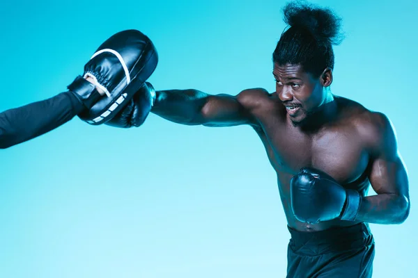 Boxeador Afroamericano Haciendo Ejercicio Con Entrenador Sobre Fondo Azul — Foto de Stock