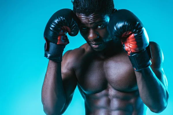 Sério Muscilar Afro Americano Boxer Posando Para Câmera Fundo Azul — Fotografia de Stock