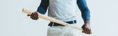 Afrika Amerikan sporcu tutan beyzbol bat gri, panoramik çekim izole görünümü kırpılmış
