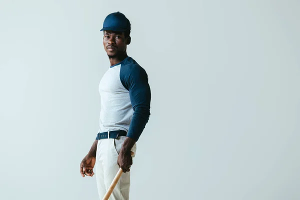 Gri Üzerinde Izole Kamera Bakıyor Yakışıklı Afrikalı Amerikan Beyzbol Oyuncusu — Stok fotoğraf