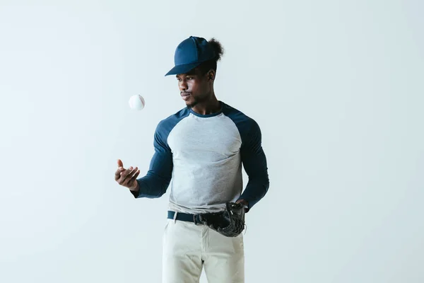 Szép Afro Amerikai Sportoló Baseball Kesztyű Labda Izolált Szürke — Stock Fotó