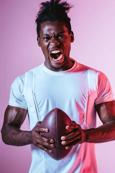 Aufgeregter Afrikanisch Amerikanischer Sportler Schreit Die Kamera Während Rugbyball Auf — Stockfoto