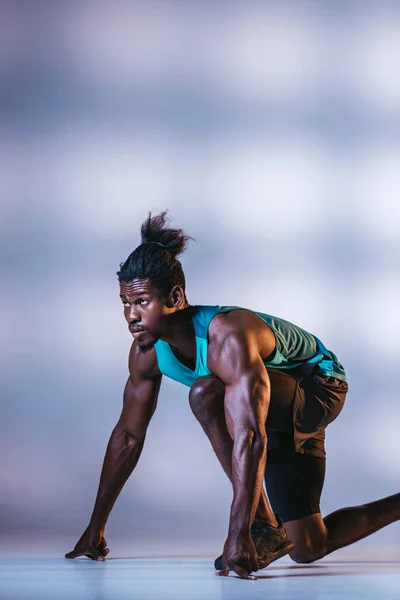 Афроамериканський Спортсмен Стоїть Стартовій Позиції Сірому Фоні Освітленням — стокове фото