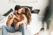 selektivní zaměření dvou zamilovaných lidí objímání při sezení v posteli