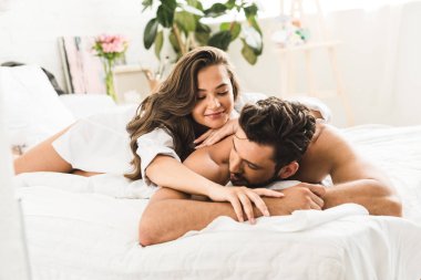 seksi çift yatakta yatarken adam seyir uzağa ve kız bakıyor at erkek arkadaş