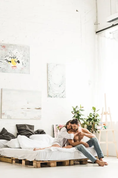 Casal Pessoas Abraçando Enquanto Sentado Quarto Cama — Fotografia de Stock