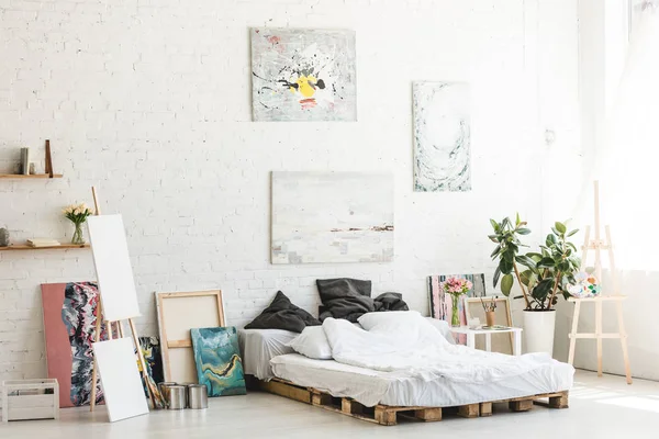 Ligth Sovrum Med Olika Färgglada Målningar Nära Sängen — Stockfoto