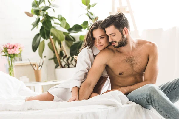 Homem Bonito Menina Atraente Sentado Cama Mãos Dadas Olhando Para — Fotografia de Stock