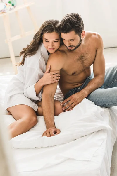 Sexy Hombre Chica Camisa Blanca Sentado Cama Abrazándose —  Fotos de Stock