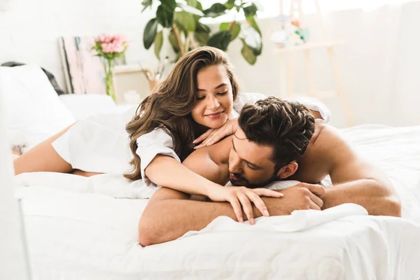性感的夫妇躺在床上 而男人看着远和女孩看男朋友 — 图库照片