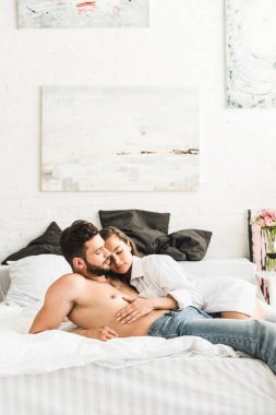 yatakta yatarken ve birbirlerine sarılırken seksi çift rahatlatıcı