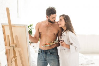 seksi adam çizim sırasında kız erkek arkadaşı ve tutan cam şarap ile yakın tutarak