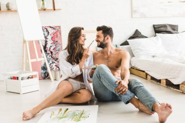 seksi çift katta oturan ve kız erkek yüzünü boyamak için çalışırken birbirlerine bakıyor