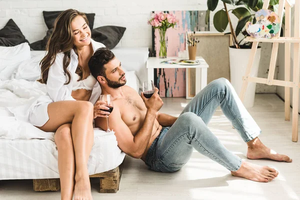 Young Girl Sitting Bed Laughing Touching Hair Boyfriend While Man — Stock Photo, Image