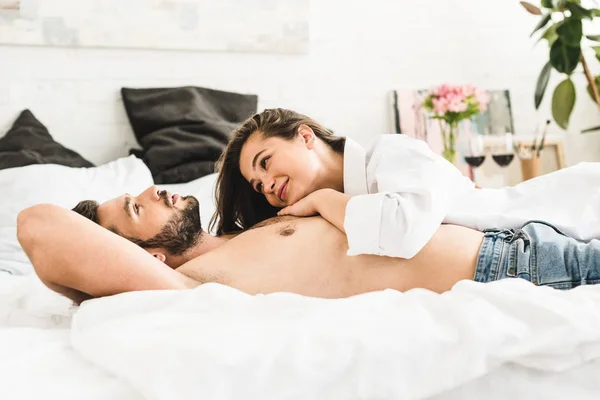 Jovem Casal Deitado Cama Enquanto Menina Sorrindo Olhando Para Homem — Fotografia de Stock