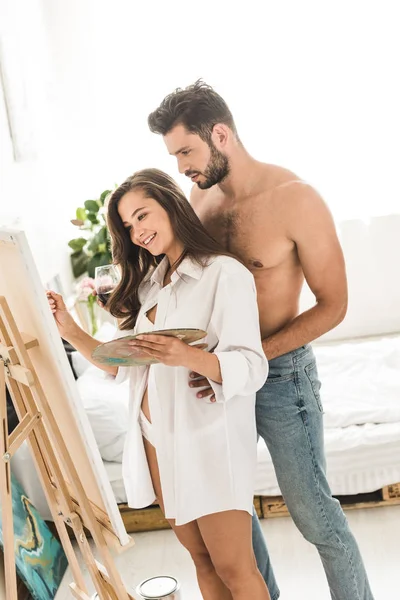 Young Couple Artists Standing Bedroom While Girl Drawing Easel — Stock Photo, Image