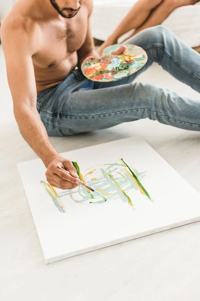 Vista Cortada Homem Desenho Com Escova Enquanto Sentado Chão — Fotografia de Stock