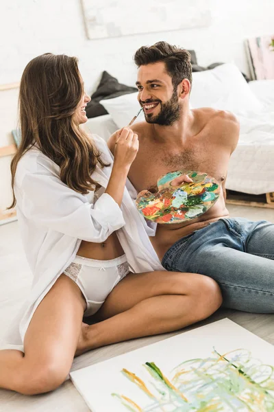 Happy Couple Man Girl Sitting Floor Looking Each Other While — Stock Photo, Image