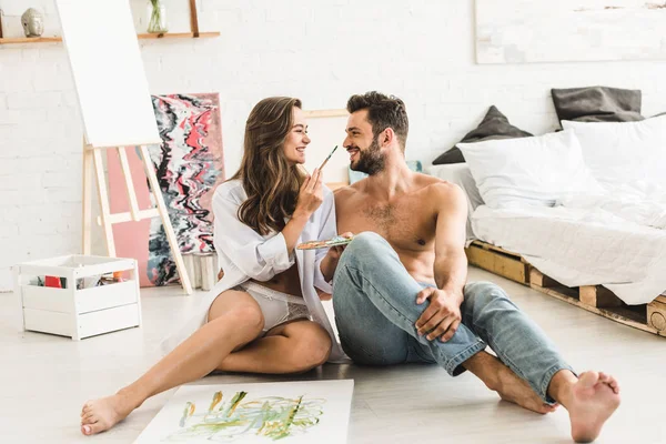 Sexy Couple Sitting Floor Looking Each Other While Girl Trying — Stock Photo, Image