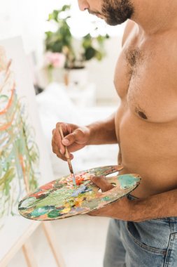 fırça ve renkli boyalar ile seksi kaslı adam çizim kırpılmış görünümü
