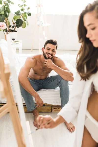 Selective Focus Sexy Girl Drawing While Shirtless Man Smiling Sitting — Stock Photo, Image