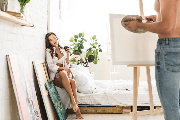 Selective Focus Girl Sitting Bed Wine Shirtless Man Drawing Girlfriend — Stock Photo, Image