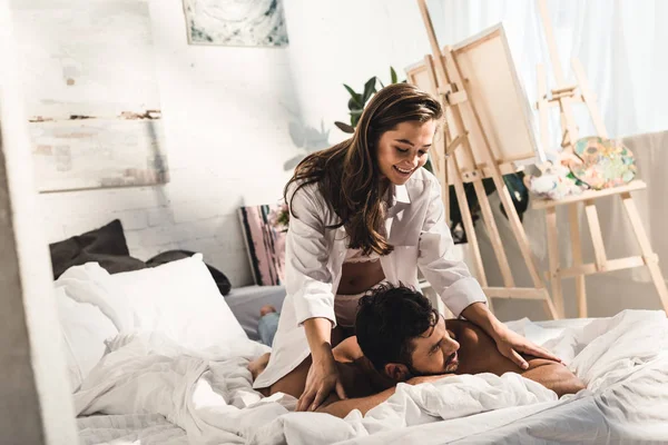 Feliz Jovem Casal Rindo Enquanto Menina Roupa Interior Branca Sentado — Fotografia de Stock