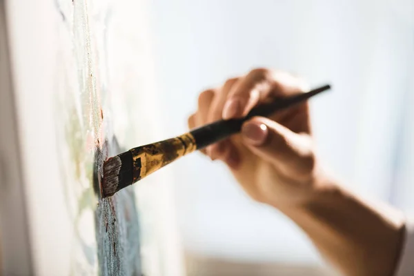 Vista Ritagliata Ragazza Disegno Con Pennello Sul Cavalletto — Foto Stock