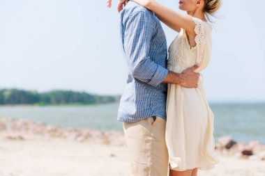 plajda sarılma romantik çift kırpılmış görünümü