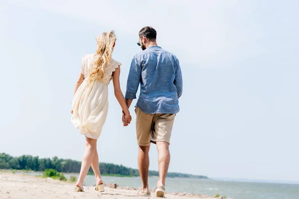 Back View Adult Par Promenader Längs Stranden Och Hålla Händerna — Stockfoto