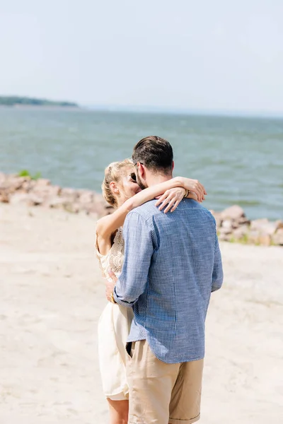 Tierna Pareja Enamorada Abrazándose Playa Día Soleado — Foto de Stock