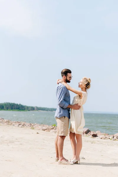 Side View Happy Blonde Woman Hugging Bearded Boyfriend Beach — Stock Photo, Image