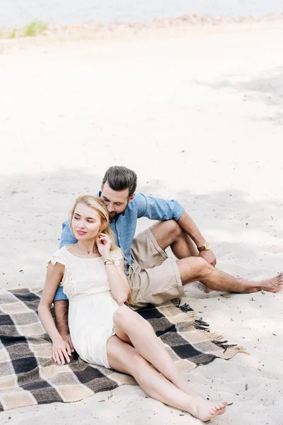Jovem Casal Descalço Sentado Cobertor Olhando Para Longe Praia Perto — Fotografia de Stock