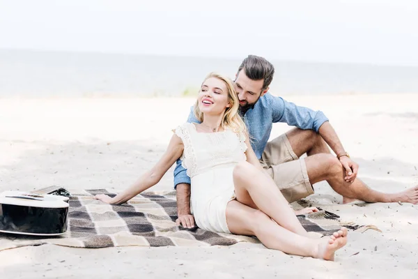 Hermosa Pareja Joven Descalza Sentado Manta Cerca Guitarra Acústica Playa —  Fotos de Stock