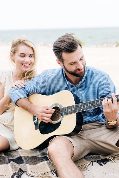 Mosolyogva Szép Fiatal Mezítláb Takaró Közeli Barátja Akusztikus Gitár Strandon — Stock Fotó