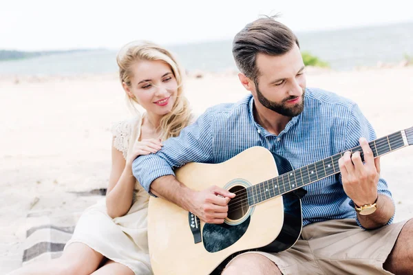 Young Blonde Barefoot Woman Sitting Blanket Boyfriend Acoustic Guitar Beach — Stock Photo, Image