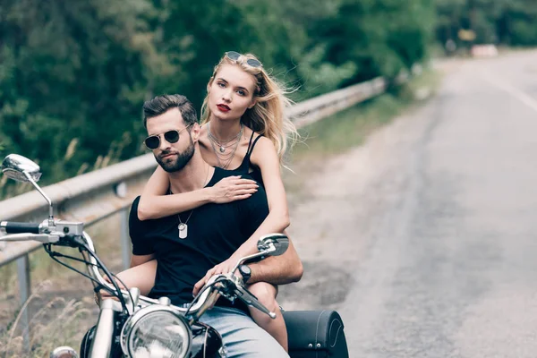 Young Couple Bikers Embracing Black Motorcycle Road Green Forest — Stock Photo, Image