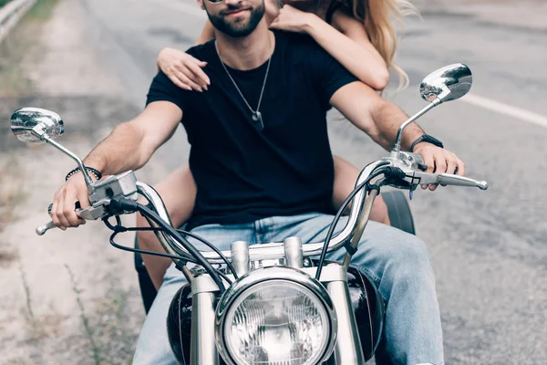 Vista Ritagliata Giovane Coppia Motociclisti Che Abbracciano Sulla Moto Nera — Foto Stock