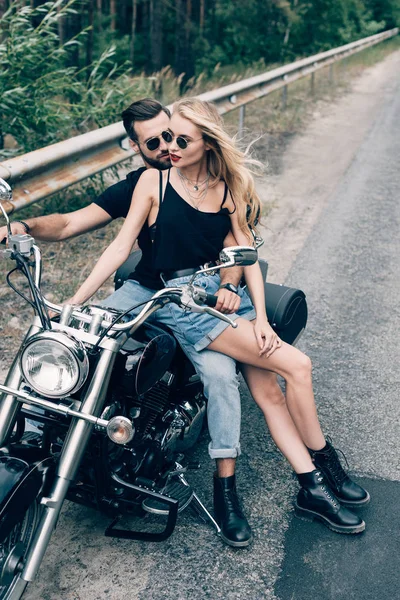 Young Couple Bikers Sitting Black Motorcycle Road Green Forest — Stock Photo, Image