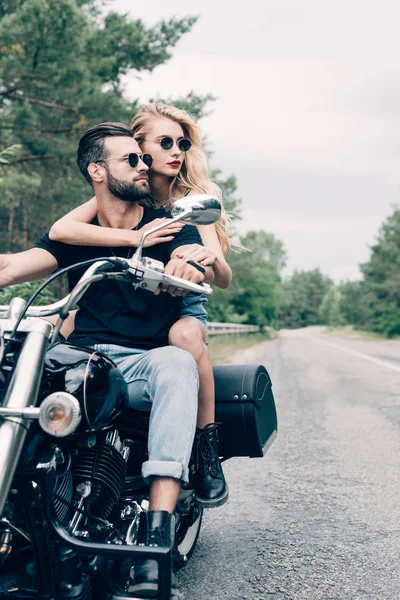 Jovem Casal Motociclistas Abraçando Olhando Para Longe Motocicleta Preta Estrada — Fotografia de Stock