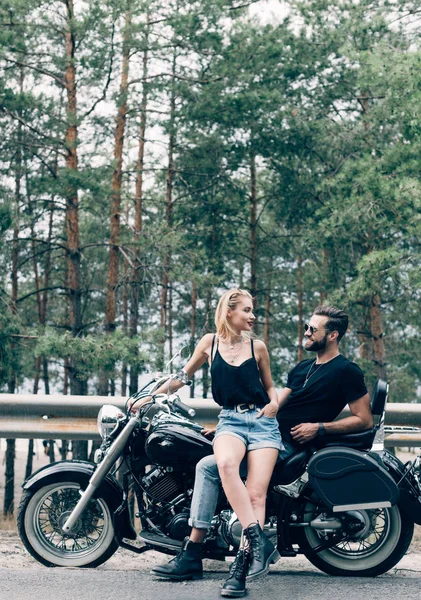 Sorridente Giovane Coppia Motociclisti Seduti Guardarsi Altro Sulla Moto Nera — Foto Stock