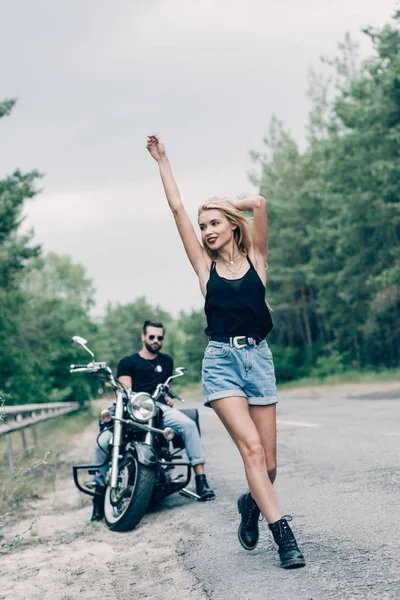 오토바이에 공기에 손으로 도로에 행복한 여자의 선택적 — 스톡 사진