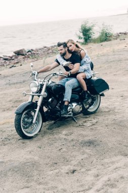 kumlu plajda siyah motosiklet sürme bisikletçileri genç çift