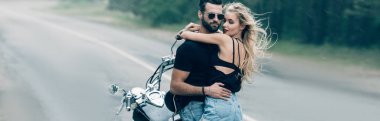 yeşil orman, panoramik çekim yakınındaki yolda siyah motosiklet yakınında sarılma motosiklet genç seksi çift