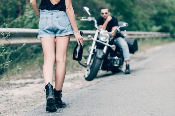 Siyah Motosiklet Üzerinde Erkek Arkadaşı Yakınında Alkol Şişesi Ile Yolda — Stok fotoğraf