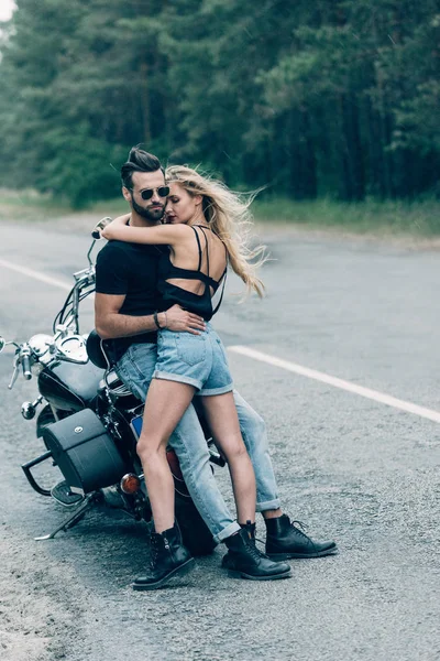 Young Sexy Couple Motorcyclists Hugging Black Motorcycle Road Green Forest — Stock Photo, Image