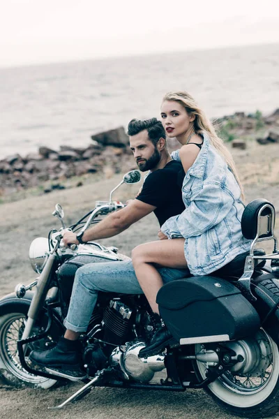 Young Couple Bikers Sitting Black Motorcycle Beach River — Stock Photo, Image