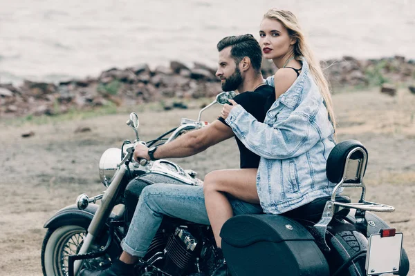 Couple Bikers Sitting Black Motorcycle Beach River — Stock Photo, Image